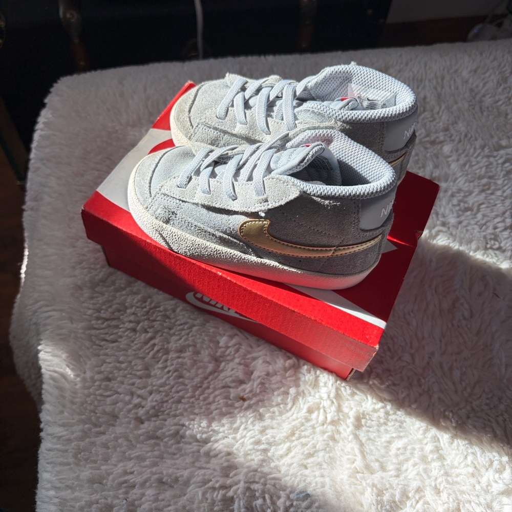 Nike Kids Suede mid top 77’ Blazer Gray and Gold Sneakers